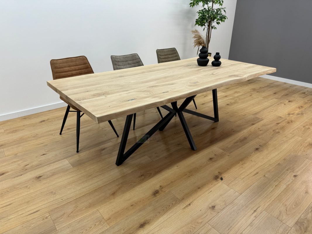 Eiken Boomstam Tafel Met X Vlinder Onderstel Eco Tafels