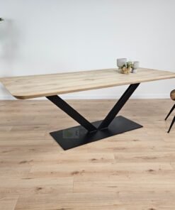 Eiken tafel met afgeronde hoeken met V-Poot