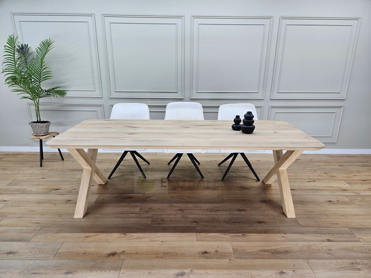 Eiken tafel met afgeronde hoeken met X poten