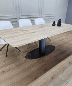 Alternative view of Eiken tafel met afgeronde hoeken met O-Ovaal onderstel