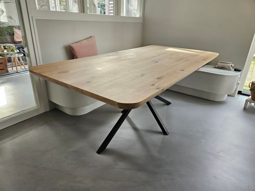 Eiken tafel met afgeronde hoeken