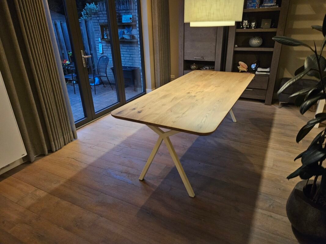 Eiken tafel met afgeronde hoeken