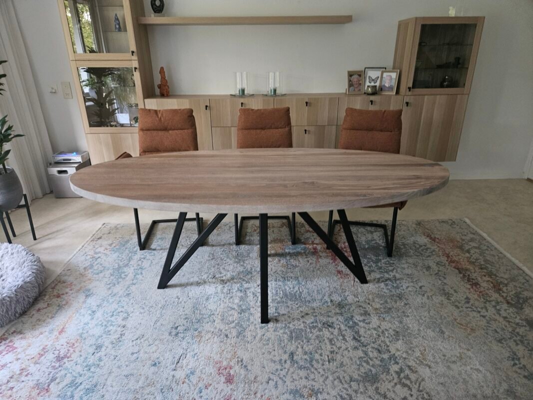 Eiken ovale tafel
