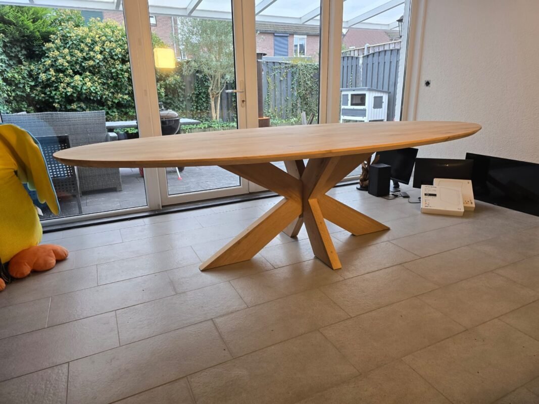 Eiken ovale tafel