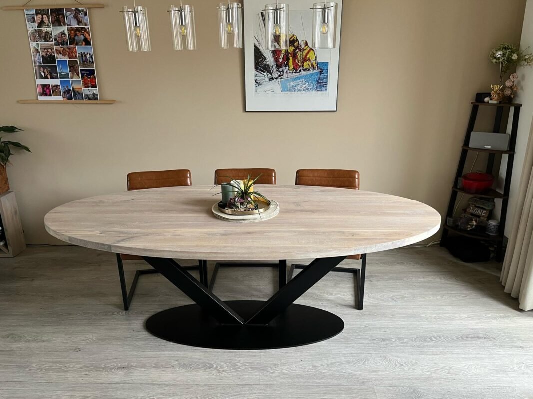 Eiken ovale tafel